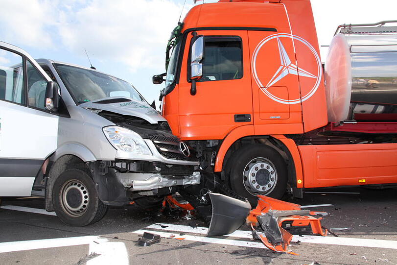 Schwerer Unfall bei Mühldorf. Ein 40-Tonner rammt einen Kleinlaster &ndash; die Bilder von der Unfallstelle
