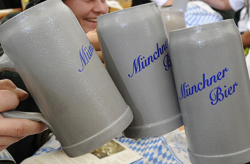 Maßkrugschlägerei auf der Oidn Wiesn.