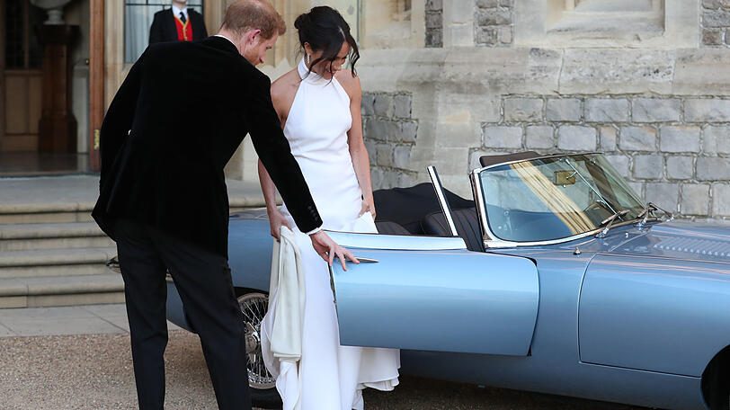 Bilder: Prinz Harry verlässt mit seiner Frau Meghan Windsor Castle. Sie fahren zum Hochzeitsfest im Frogmont House.