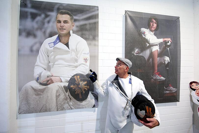 Er ist ein Vorbild: Fecht-Vorstand Jürgen Zielinski-Lick zeigt auf den ehemaligen Schüler Hüseyin Gasimov, der bei den Paralympics den 3. Platz belegte.