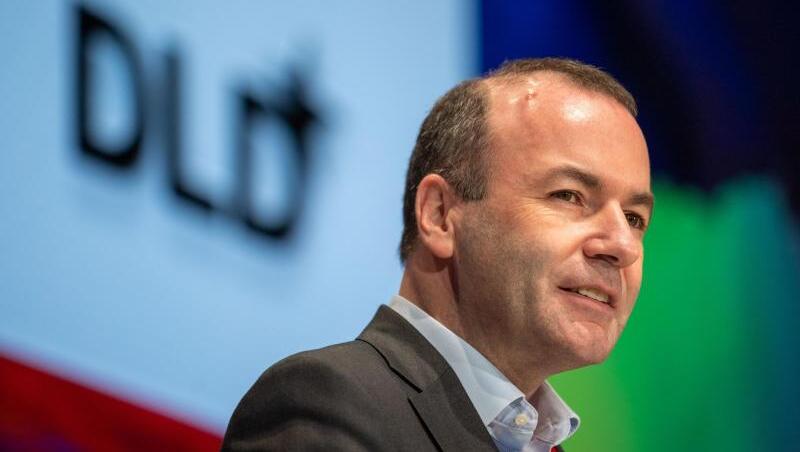 Digitalfirmen zahlten nach wie vor deutlich niedrigere Steuern als Unternehmen klassischer Branchen, sagte Weber auf der DLD-Konferenz. Digitalfirmen zahlten nach wie vor deutlich niedrigere Steuern als Unternehmen klassischer Branchen, sagte Weber auf der DLD-Konferenz.