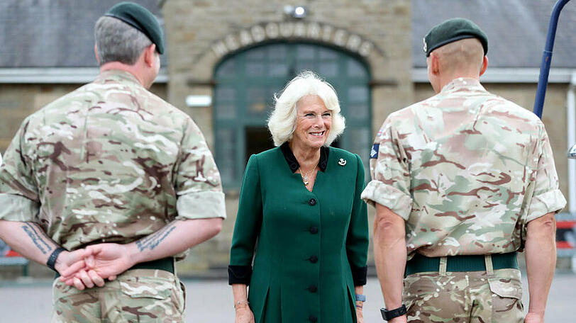 Herzogin Camilla bei ihrem Besuch des Hauptquartiers der Rifles