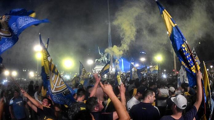 Argentinische Fußballfans trauern in Buenos Aires mit Fahnen des Clubs Boca Juniors um Diego Maradona.