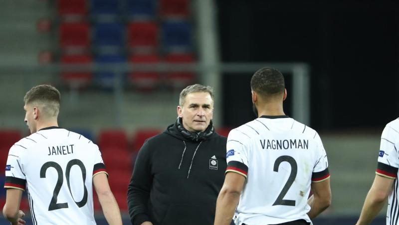 Trainer Stefan Kuntz (M.) kommt bei den U21-Nationalspielern gut an.
