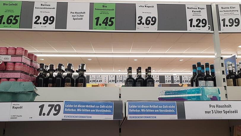 Das Öl in der Lidl-Filiale im Münchner Westend ist gestern bereits kurz vor Mittag nahezu vergriffen.