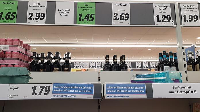 Das Öl in der Lidl-Filiale im Münchner Westend ist gestern bereits kurz vor Mittag nahezu vergriffen.