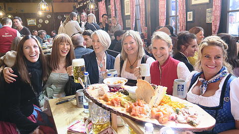Münchner Stubn-Wirtin Kathrin Wickenhäuser-Egger (v.l.), Zur-Bratwurst-Wirtin Eva Hochreiter, Bürgermeisterin Katrin Habenschaden, Wiesn-Stadträtin Anja Berger, KVR-Chefin Hanna Sammüller-Gradl und Wirtin Silja Steinberg (Hofbräuzelt)