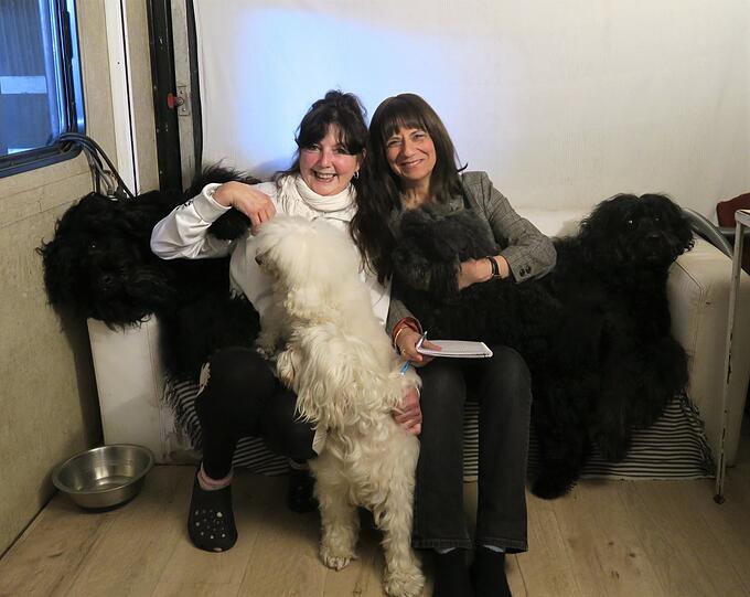 Ein Interview mit besonderem Flauschfaktor: AZ-Reporterin Annette Baronikians zu Gast bei Gina Giovannis und ihren Hunden.