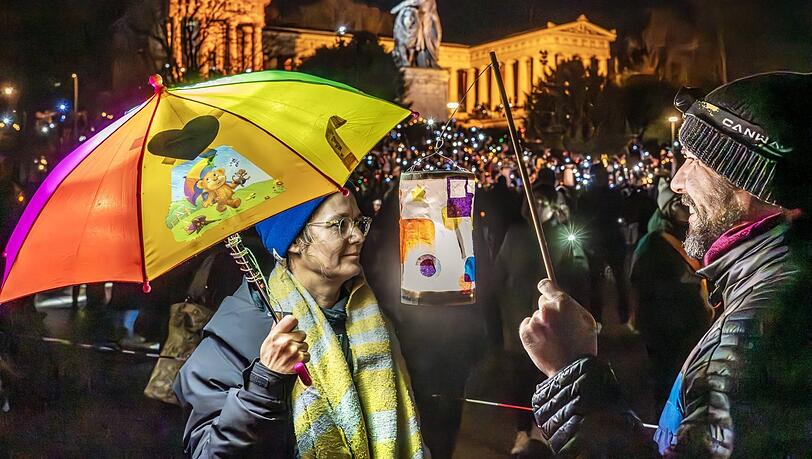 Teilnehmer beim "Lichtermeer für Demokratie" auf der Theresienwiese im Februar.