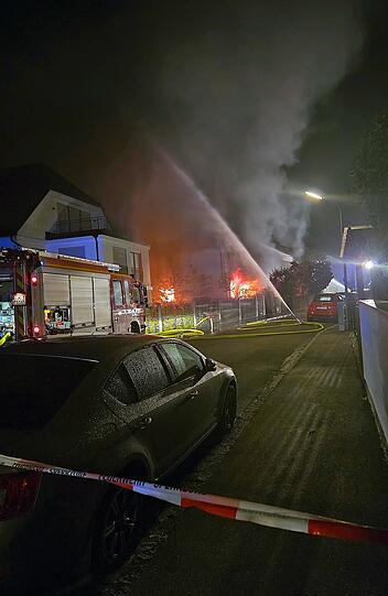 Nachdem das Wohnhaus durch die Polizei gesichert und alle Sprengfallen entschärft waren, konnte die Brandbekämpfung fortgesetzt werden. Dennoch brannte das Gebäude komplett aus.