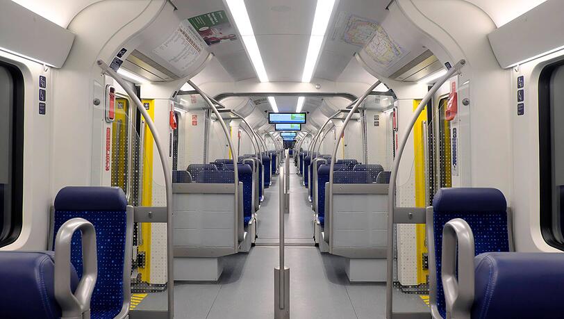 In einer stadteinw&auml;rts verkehrenden S8 wurde ein Rucksack voller Bargeld gefunden. Der Besitzer ist bislang unauffindbar.