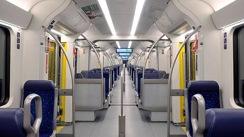 In einer stadteinw&auml;rts verkehrenden S8 wurde ein Rucksack voller Bargeld gefunden. Der Besitzer ist bislang unauffindbar.