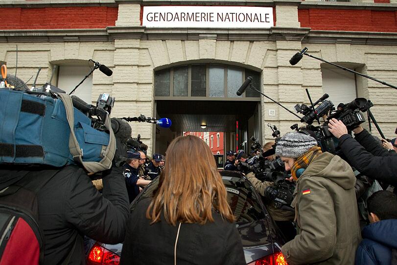 Medienauflauf vorm Polizeipräsidium in Lille: Strauss-Kahn ist die prominenteste Randfigur der Affäre, die seit Monaten die französische Justiz und Medien beschäftigt.