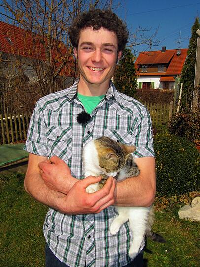 Benjamin &ndash; der fleißige Jungbauer (21) aus Oberschwaben lebt mit seinen Eltern und seinem Bruder in einem schönen Bauernhaus nahe dem Bodensee. "Ich hätte gern eine Freundin. Wenn wir mit der Familie zusammen sitzen, wäre es schön, jemanden an meiner Seite zu haben, eine die eben zu mir gehört." Eine Familie zu gründen, das kann sich der 1,78 Meter große Krebs gut vorstellen. Deswegen sucht der attraktive Jungbauer eine Frau, mit der er sein Leben teilen kann. Sie sollte zwischen 18 und 24 Jahren sein und sie "muss auch nicht so ruhig sein wie ich, dann können wir viel Spaß haben", sagt Benjamin. Wenn seine Zukünftige auf dem Hof helfen möchte, würde sich der Jungbauer darüber freuen, aber er sucht &bdquo;keine Frau zum Arbeiten, sondern fürs Leben.
