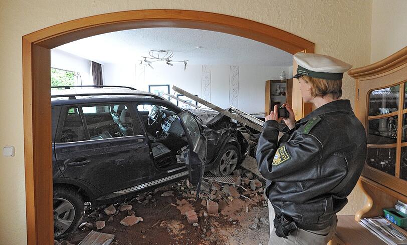 Auto und Wohnzimmer sind völlig demoliert. Das Haus muss von der Feuerwehr abgestützt werden. Die Bilder vom kuriosen Crash.