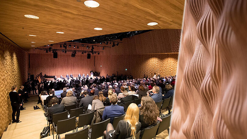Pressekonferenz vor dem ersten Konzert im Kleinen Saal der Elbphilharmonie. Rechts: Detail der hölzernen Wandverkleidung.