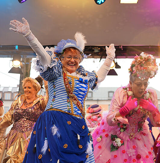 Showacts und Tanz der Marktweiber - hier gibt's die besten Bilder vom Faschingstreiben am Viktualienmarkt.