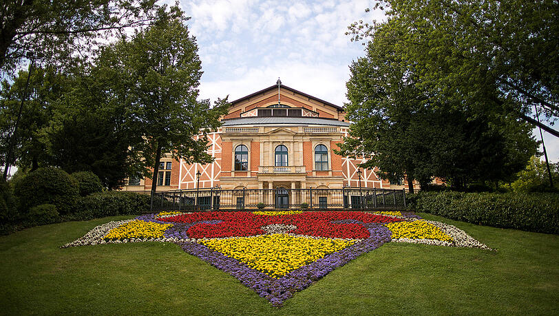 Auf dem Grünen Hügel in Bayreuth steht das Festspielhaus. Auf dem Grünen Hügel in Bayreuth steht das Festspielhaus.