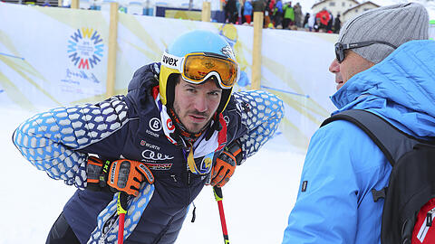 Felix Neureuther (links) spricht bei der Ski-WM 2017 mit seinem Vater Christian.
