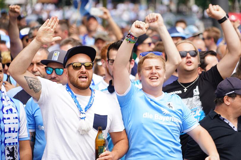 Geschafft! Dito, Löwen-Fans wissen zu feiern.