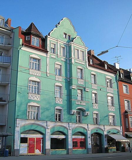Das Haus im März 2011: Die Läden sind bereits ausgezogen. Das Gerüst steht noch nicht.