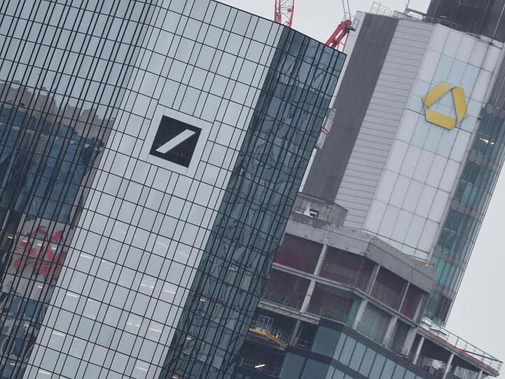 Die Zentralen der Deutschen Bank (l) und der Commerzbank in Frankfurt am Main. Die beiden Geldhäuser prüfen offenbar eine Fusion.