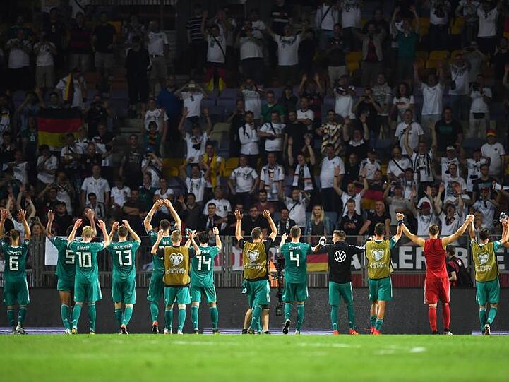 Die Nationalmannschaft lässt sich nach dem Spiel von den mitgereisten Fans feiern.