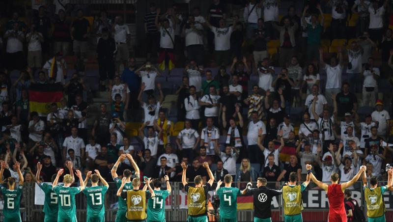 Die Nationalmannschaft lässt sich nach dem Spiel von den mitgereisten Fans feiern. Die Nationalmannschaft lässt sich nach dem Spiel von den mitgereisten Fans feiern.