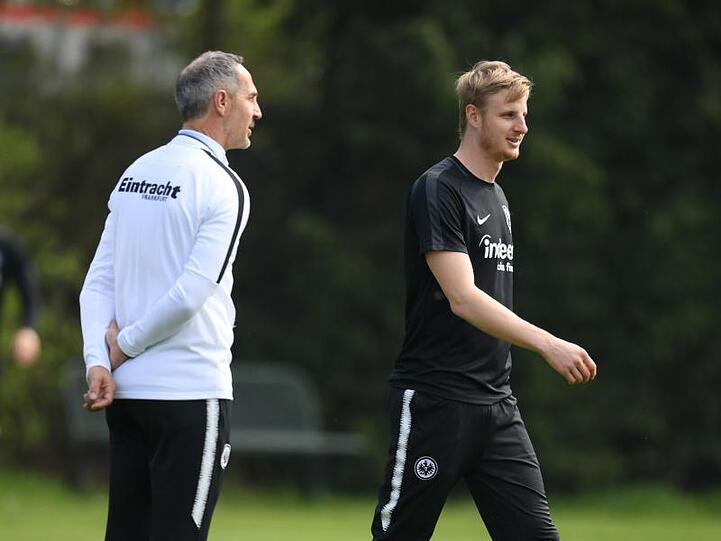 Frankfurts Martin Hinteregger (r.) geht beim Abschlusstraining an Cheftrainer Adi Hütter vorbei. Foto: Arne Dedert/Archivbild