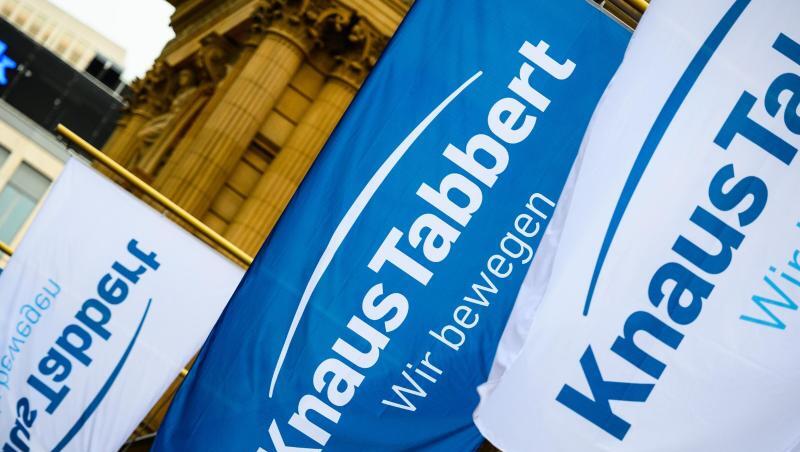Fahnen der Knaus Tabbert AG flattern im Wind.