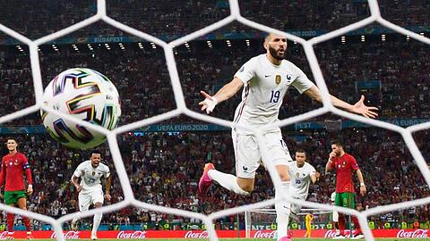 Frankreichs Karim Benzema jubelt nach einem verwandelten Elfmeter.
