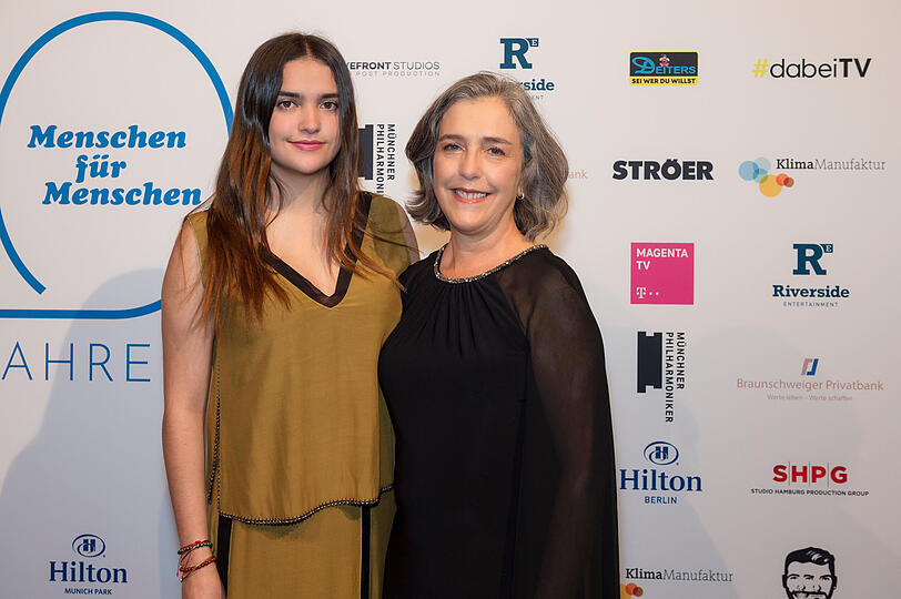 Paula Caballero (rechts), Begründerin der Sustainable Development Goals (SDGs)
und Preisträgerin des Karlheinz Böhm Preises 2021, der am Morgen verliehen wurde, mit ihrer Nichte Antonia.