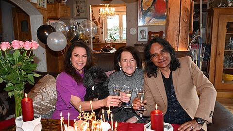 Hoch die Gläser: Christine Neubauer mit Mutter Lydia, Hund Gismo und José Campos daheim in München.