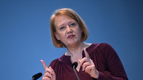 Lisa Paus spricht bei einer Pressekonferenz. (Archivbild)