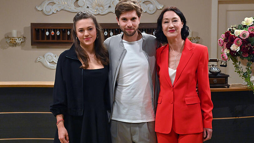 "Henrys" intrigante Serienmutter "Sophia" wird von Krista Birkner (re.) gespielt. Im echten Leben würde sich Katharina Scheuba eher nicht in "Henry" verlieben. "Henrys" intrigante Serienmutter "Sophia" wird von Krista Birkner (re.) gespielt. Im echten Leben würde sich Katharina Scheuba eher nicht in "Henry" verlieben.