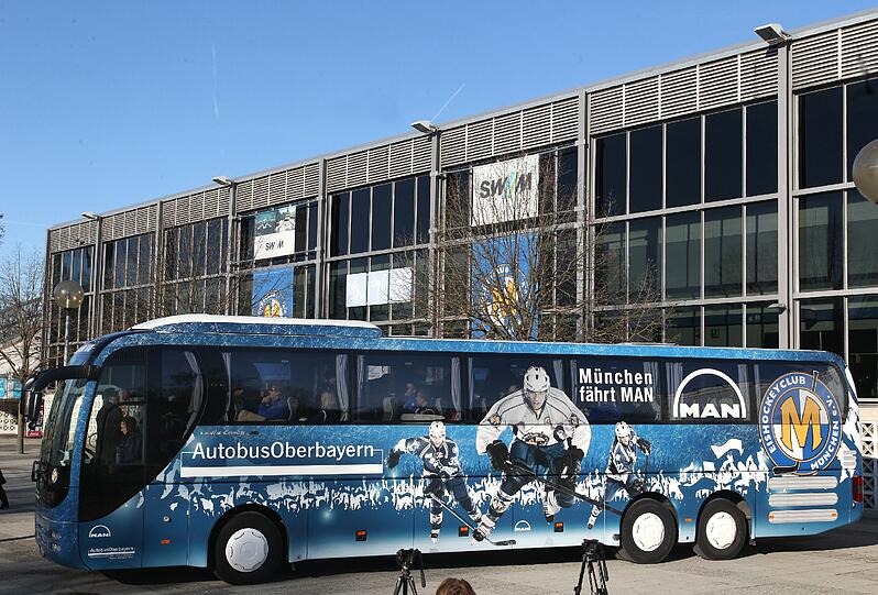 Der EHC München reist fortan sicher, bequem und ausgeruht: Am Donnerstag nahmen die Münchner Kufen-Cracks ihren neuen Mannschaftsbus vom EHC Partner MAN in Empfang - Die Bilder.