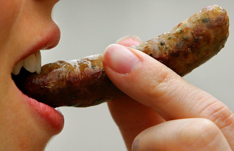 Nur 45 deutsche Metzger dürfen die berühmte Nürnberger Bratwurst nach Originalrezept herstellen. Dazu brauchen sie Schafsdärme. Doch die werden knapp und deshalb teurer.