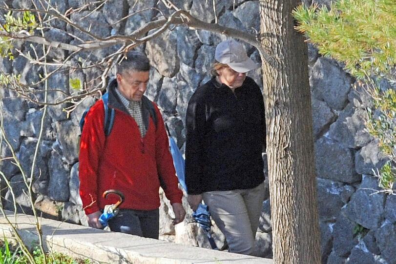 In den Jahren 2008, 2010 und 2011 verbrachten Merkel und Sauer ihren traditionellen Osterurlaub auf der kanarischen Insel La Gomera, die zu Spanien gehört.