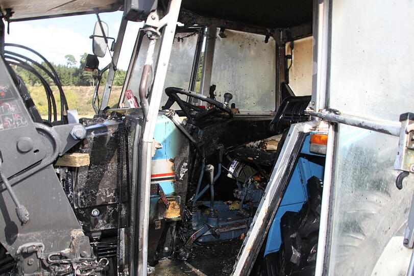 Der Motorblock eines Traktors hatte gebrannt. Die Feuerwehr hatte den Brand schnell im Griff.