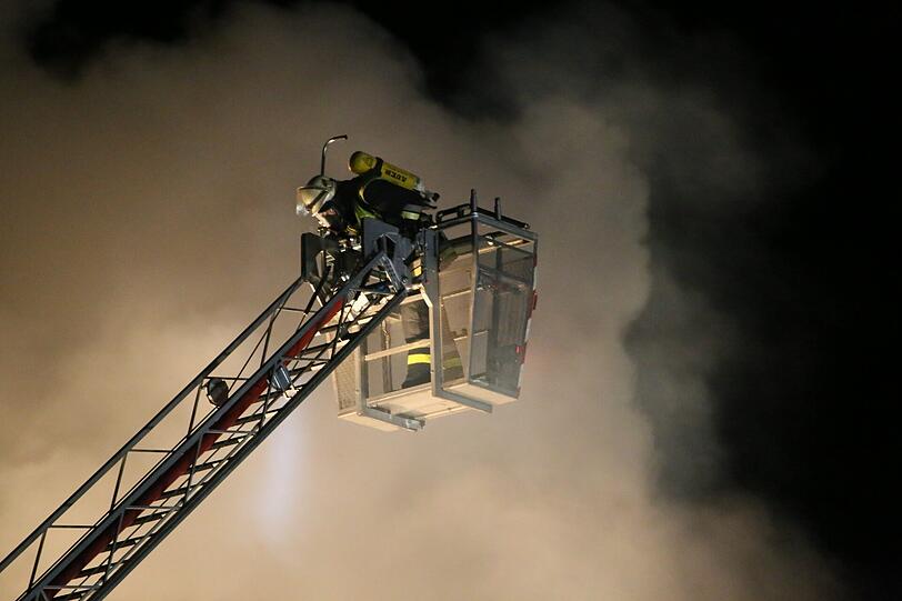 Das Haus in Pittenhart stand in den Abendstunden im Flammen.