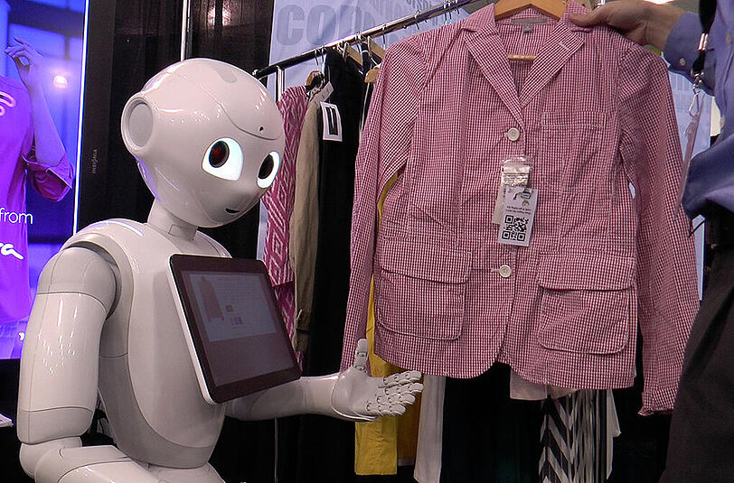 Im Geschäft persönlich vom Roboter begrüßt werden - auch das wird bald Realität sein. "Pepper" hat niedliche Knopfaugen, und er ist im astreinem Deutsch recht schonungslos: "Meiner bescheidenen Meinung nach ist dieses Modell nicht besonders schmeichelhaft für Ihre Figur. Dürfte ich Ihnen ein paar neu eingetroffene Modelle zeigen, die mir für Sie besonders gut gefallen?" Eigene Infos werden per QR-Code auf dem Smartphone gespeichert, den der Roboter im Geschäft dann scannt.