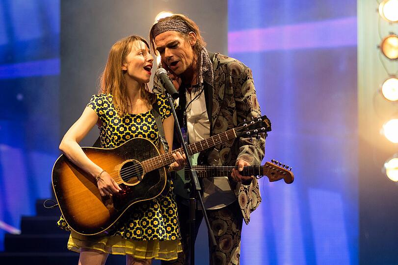 Im Duett mit dem Ex-Mann Johnny (Martin Feifel) übt Mimi (Katharina Schüttler) ihr Comeback.