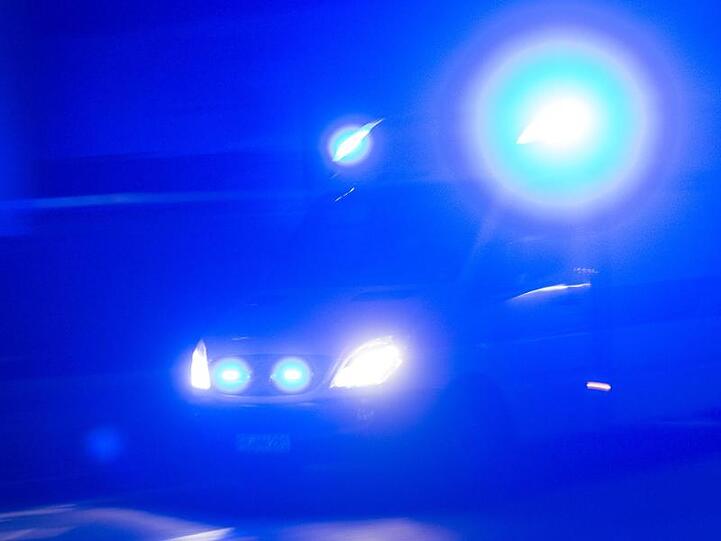 Ein Rettungswagen fährt mit Blaulicht durch die Nacht. Foto: Patrick Seeger/Archivbild