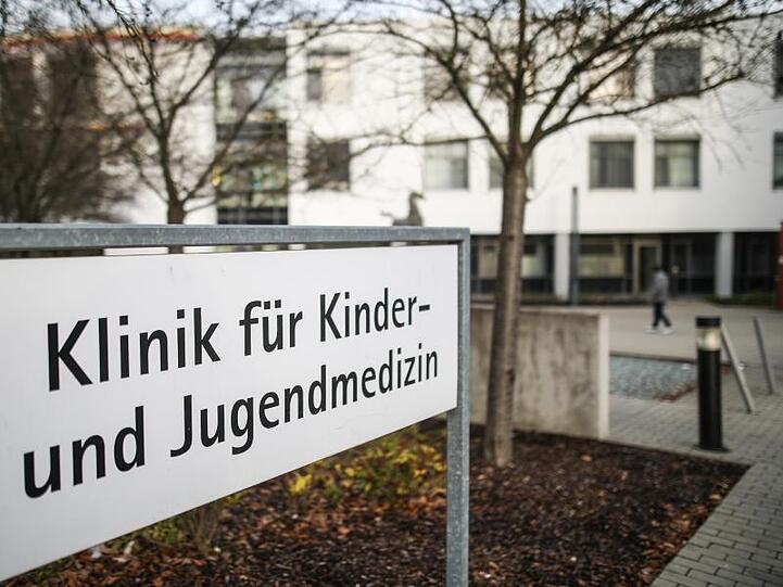 Blick auf das Gebäude der Klinik für Kinder- und Jugendmedizin des Universitätsklinikums Ulm. Foto: Christoph Schmidt/dpa/Archivbild