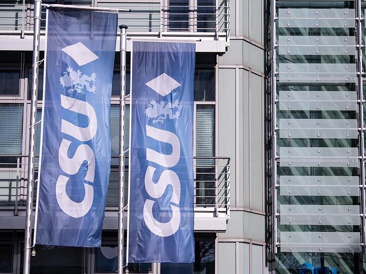Fahnen mit dem Logo der CSU vor der Parteizentrale in München. Foto: Sven Hoppe/dpa/Symbolbild