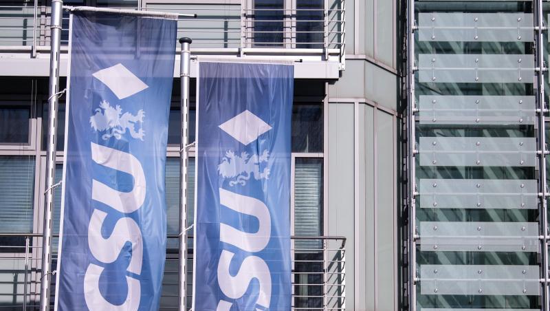 Fahnen mit dem Logo der CSU vor der Parteizentrale in München. Foto: Sven Hoppe/dpa/Symbolbild Fahnen mit dem Logo der CSU vor der Parteizentrale in München. Foto: Sven Hoppe/dpa/Symbolbild