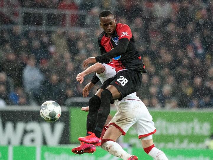 Düsseldorfs Valon Berisha (hinten) und Dodi Lukebakio von Berlin versuchen an den Ball zu kommen.