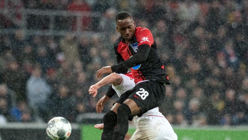 Düsseldorfs Valon Berisha (hinten) und Dodi Lukebakio von Berlin versuchen an den Ball zu kommen. Düsseldorfs Valon Berisha (hinten) und Dodi Lukebakio von Berlin versuchen an den Ball zu kommen.
