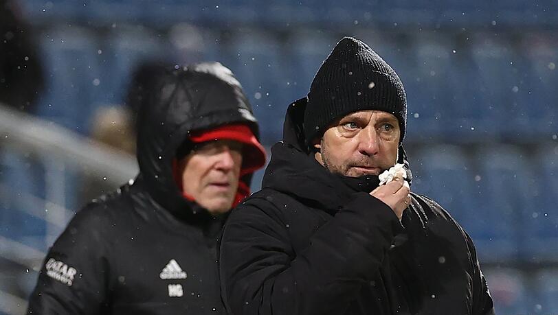 Herber Rückschlag in Kiel: Der FC Bayern um Trainer Hansi Flick (r.) und Assistent Hermann Gerland scheidet gegen den Zweitligisten bereits in der 2. Runde aus dem DFB-Pokal aus.