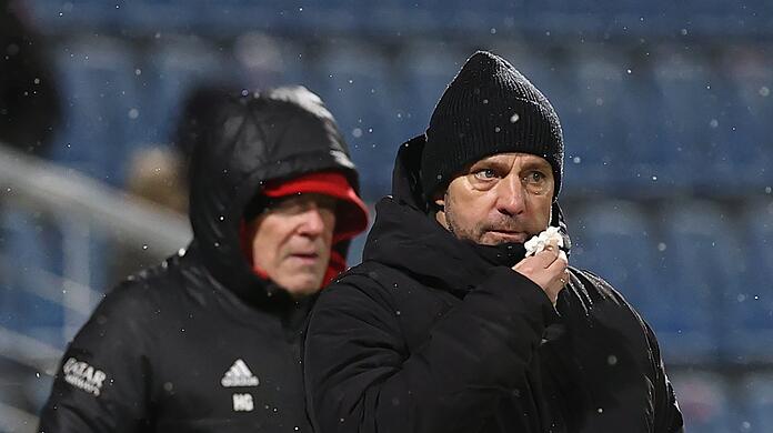 Herber Rückschlag in Kiel: Der FC Bayern um Trainer Hansi Flick (r.) und Assistent Hermann Gerland scheidet gegen den Zweitligisten bereits in der 2. Runde aus dem DFB-Pokal aus.